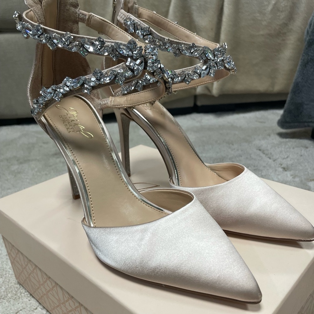 Badgley Mischka Jazmine Champagne Satin Rhinestone size 9